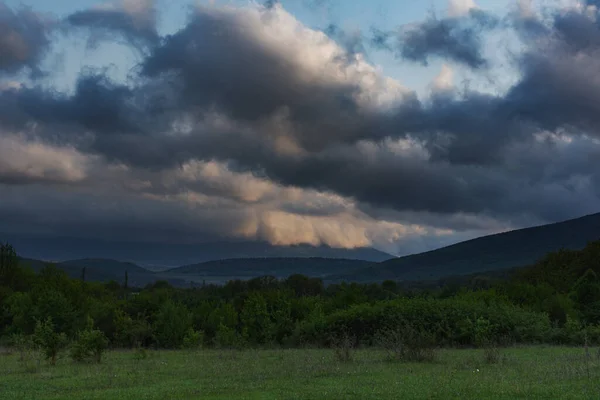 Viharfelhők Borítják Erdőt Tavaszi Táj Nagy Felhőkkel Még Eső Előtt — Stock Fotó