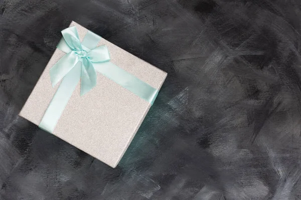 蓝色礼品盒顶部视图 深灰色设计背景 文字空间 礼物在一个盒子里 卡片的布局 淡淡的阴影 — 图库照片