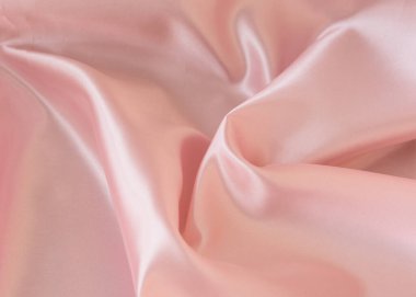 Saten pembe kumaş ve üst manzara. Kumaşta güzel pliseler var. Nefis şeftali tonları. Kumaşın canlı parlaklığı.