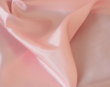 Saten pembe kumaş ve üst manzara. Kumaşta güzel pliseler var. Nefis şeftali tonları. Kumaşın canlı parlaklığı.