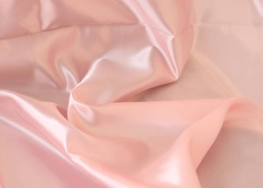 Saten pembe kumaş ve üst manzara. Kumaşta güzel pliseler var. Nefis şeftali tonları. Kumaşın canlı parlaklığı.
