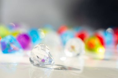 Odaklanmamış renkte parlak toplar. Bokeh ile çok renkli bulanık arkaplan. Açık renkli arka plan. Yeni yıl için yerleşim.