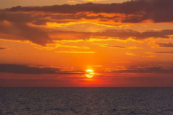 Sonnenuntergang Meer Orangefarbene Sonne Zum Greifen Nah Den Wolken Schöner — Stockfoto