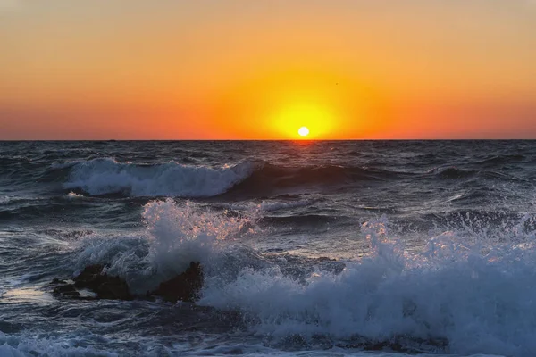 Sonnenuntergang Und Sturm Auf See Große Wellen Vor Dem Hintergrund — Stockfoto