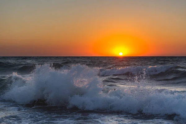 Puesta Sol Tormenta Mar Grandes Olas Sobre Fondo Del Sol — Foto de Stock