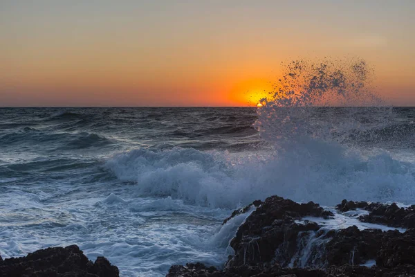 Sonnenuntergang Und Sturm Auf See Große Wellen Vor Dem Hintergrund — Stockfoto