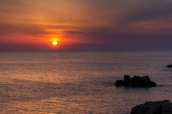 Hermosa Puesta Sol Naranja Sobre Mar Sol Pone Horizonte Relajante — Foto de Stock