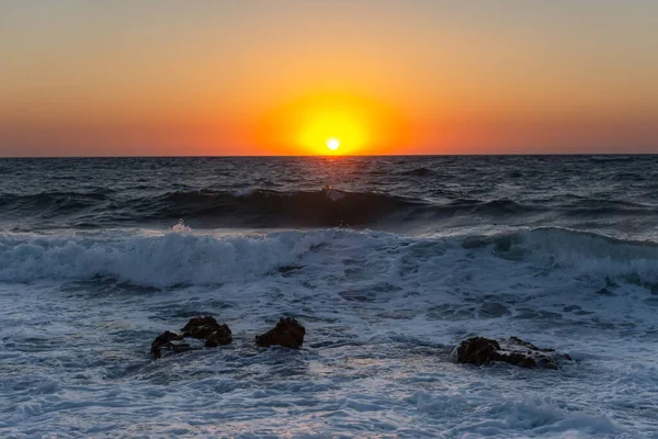 Sonnenuntergang Und Sturm Auf See Große Wellen Vor Dem Hintergrund — Stockfoto