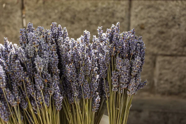 Buketlerde kurutulmuş lavanta. Buketlerin sokak satışı. Yumuşak odak noktasında narin çiçekler. Tıbbi ve kozmetik amaçlar için koparılmış ve kurutulmuş lavanta çiçekleri.