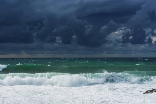 Uma Violenta Tempestade Mar Lindas Nuvens Azuis Tempestade Uma Paisagem — Fotografia de Stock