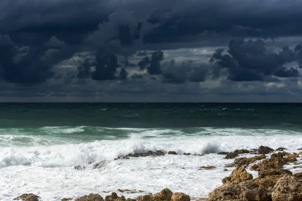 Μια Βίαιη Καταιγίδα Στη Θάλασσα Όμορφα Μπλε Σύννεφα Καταιγίδας Ένα — Φωτογραφία Αρχείου