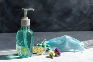 Antiseptik jel, tıbbi maskeler ve haplar. Koronavirüsü önleme. Bir salgından korunma. Koronavirüsün tedavisi ve önlenmesi. Çiçeklere alerji kavramı.