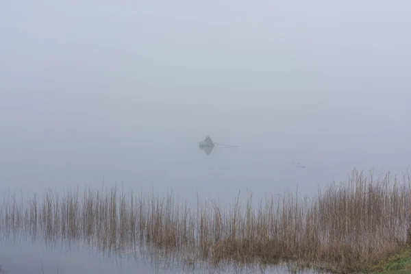 Jesienny Krajobraz Rybakiem Jeziorze Mgle Wczesnym Rankiem Nad Jeziorem Samotny — Zdjęcie stockowe