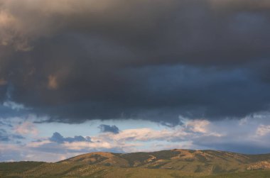 Dağın üzerinde gri fırtına bulutları. Yağmurdan önce sonbahar manzarası. Koyu mavi korkunç fırtına bulutları. Bajdarsky Vadisi. Kırım.