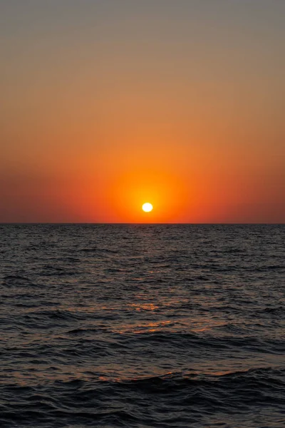 Schöner Orangefarbener Sonnenuntergang Über Dem Meer Die Sonne Sinkt Unter — Stockfoto