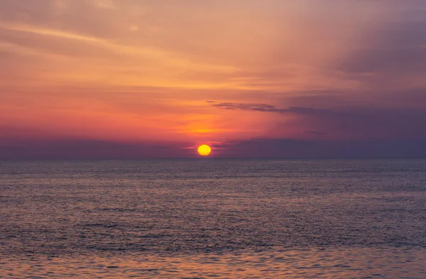 Schöner Orangefarbener Sonnenuntergang Über Dem Meer Die Sonne Geht Horizont — Stockfoto