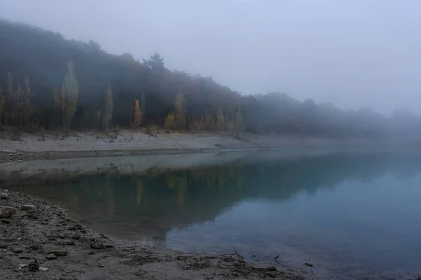 Niebla Nocturna Lago Paisaje Gris Otoño Vista Mística Lago Montaña — Foto de Stock