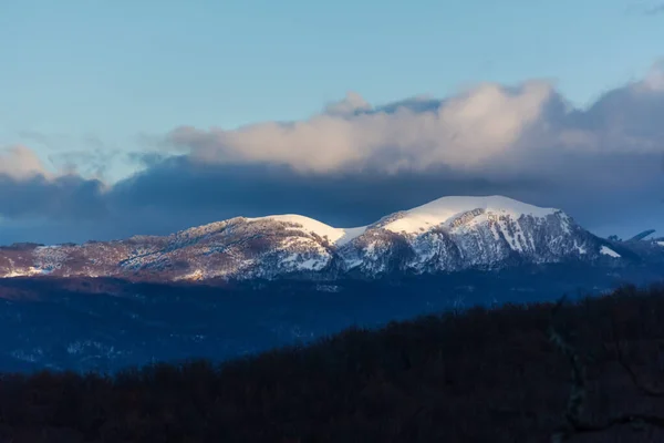 Panoráma Havas Hegyek Naplementekor Fenséges Felhők Hegyek Felett Kék Téli — Stock Fotó