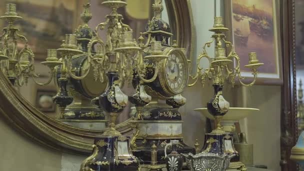 Antique Shop Relógio Cerâmica Antiga Ouro Conjunto Girandoles — Vídeo de Stock