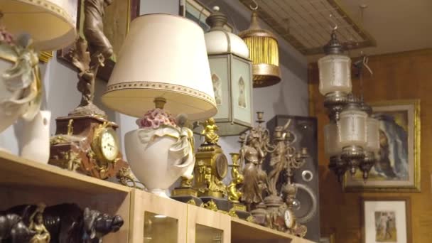 Старовинний Магазин Лампи Годинники Статуї — стокове відео