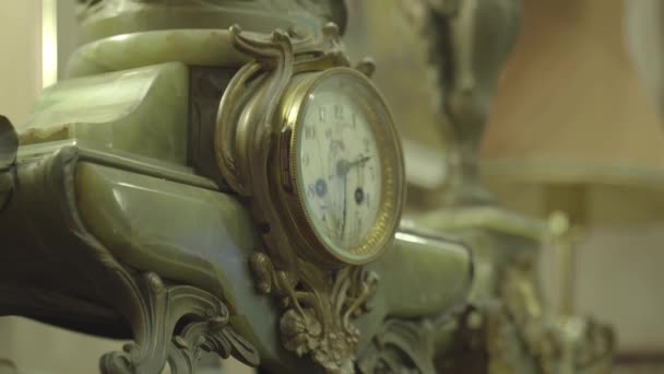 Ancienne Horloge Cuivre Avec Statue Femme Enfant — Video