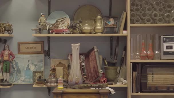 古董店玩具项目和旧收音机 — 图库视频影像