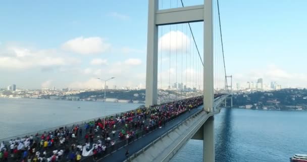 イスタンブール ボスポラス橋ユーラシア マラソン撮 — ストック動画