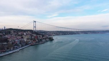 Istanbul Boğaz Köprüsü havadan görünümü yaklaşıyor