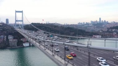 Istanbul Boğaz Köprüsü ve trafik yan hava görünümünü 3