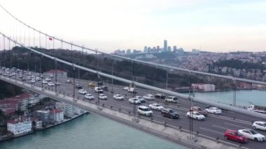 Istanbul Boğaz Köprüsü ve trafik yan hava görünümünü 4