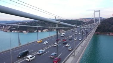 Istanbul Boğaz Köprüsü ve trafik yan havadan görünümü