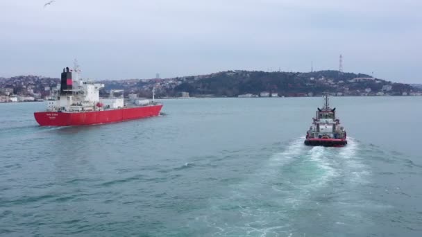 Istanbul Bosphore Gpl Cargo Ship Flottant Avec Escorte Sécurité Vue — Video