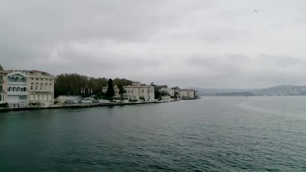 Istanbul Bosphorus Approaching Waterside Residence — Stock Video