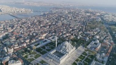 Istanbul Fatih Camii ve Haliç havadan görünümü