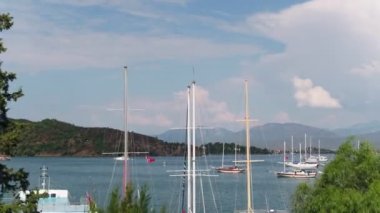 Dağlar deniz tekne ve Marina havadan görünümü 3