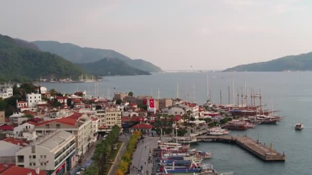 Montañas Castillo Barcos Marina Vista Aérea — Vídeo de stock