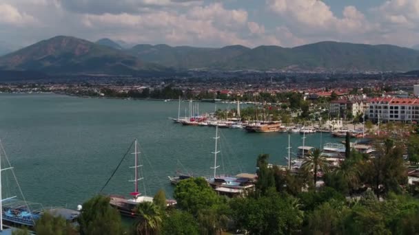 Montañas Mar Barcos Marina Vista Aérea — Vídeos de Stock