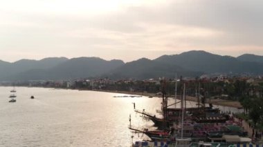 Dağlar deniz tekne ve Marina havadan görünümü 4