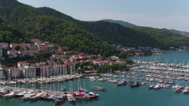 Berge Meer Boote Und Yachthafen Luftaufnahme — Stockvideo