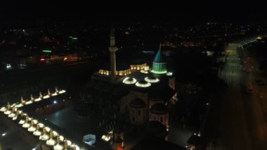 Konya Mevlana Camii karmaşık gece hava görünümünü 9