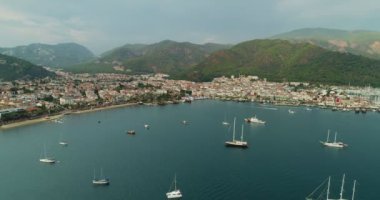 Marmaris Yat Limanı ve dağlar