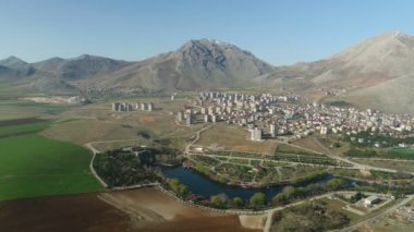 Doğa şehir içinde dağlar ve yeşil düz havadan görünümü