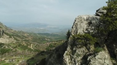 Doğa orman ve dağlar göl havadan görünümü 2