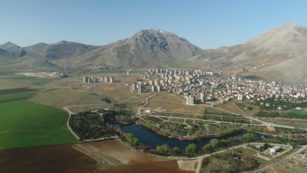 Cidade Natureza Dentro Das Montanhas Vista Aérea Planície Verde — Vídeo de Stock