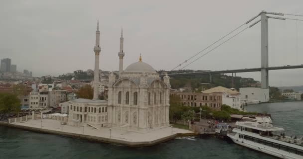 イスタンブール オルタキョイ モスクとボスポラス海峡の航空写真ビュー — ストック動画
