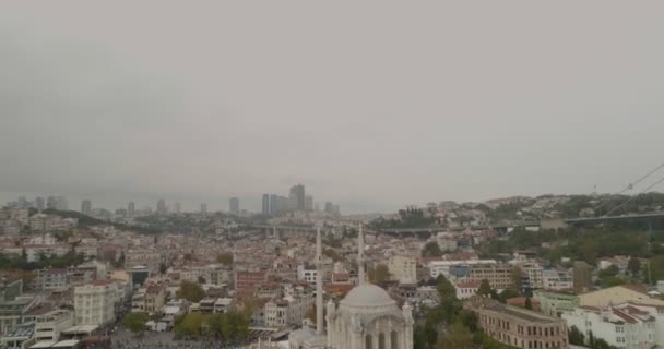 イスタンブール オルタキョイ モスクとボスポラス海峡の航空写真ビュー — ストック動画