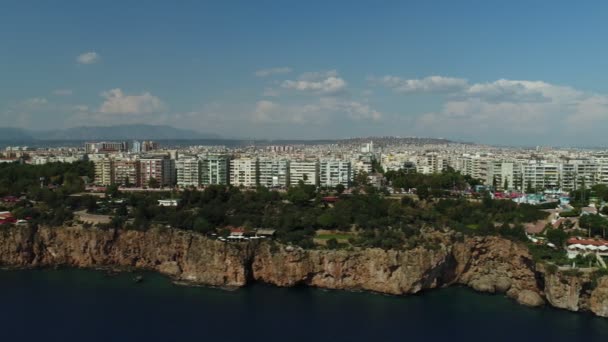 Volando Sobre Ciudad Costera Acantilados Roca — Vídeos de Stock