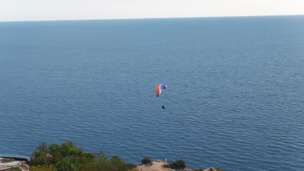 Parapentes Aéreos Seguintes Sobre Mar Com Vista Para Montanhas Verde — Vídeo de Stock