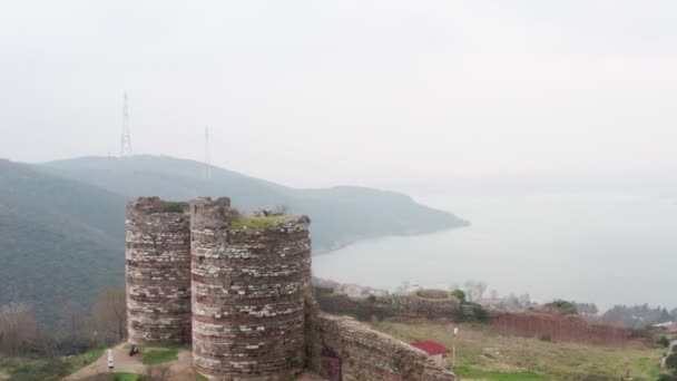 イスタンブールの古い要塞とボスポラス海峡の霧空撮 — ストック動画