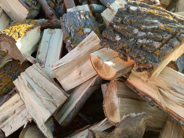 切り取られた薪の山 積み重ねられ 保存される前に 太陽の下で屋外で乾燥するのこぎりと切り取られた木の幹 — ストック写真